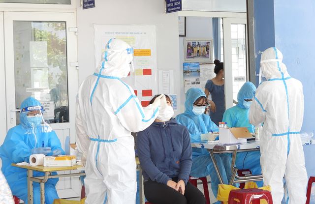 Nhân viên Trung tâm y tế Quận Sơn Trà (Đà Nẵng) lấy mẫu xét nghiệm cho người dân