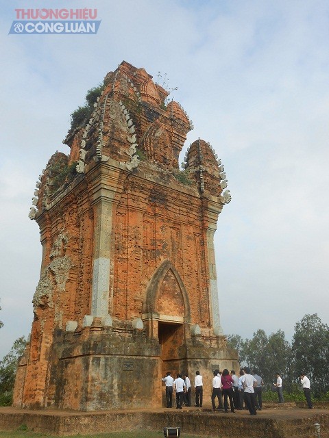Hệ thống tháp Champa là một trong những điểm đến độc đáo của du lịch Bình Định. Trong ảnh: Khách du lịch tham quan thắng cảnh tháp Cánh Tiên (TX An Nhơn – Bình Định).