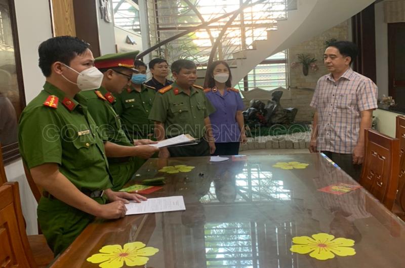 Công an tỉnh đọc lệnh bắt tạm giam đối với ông Nguyễn Tấn Long
