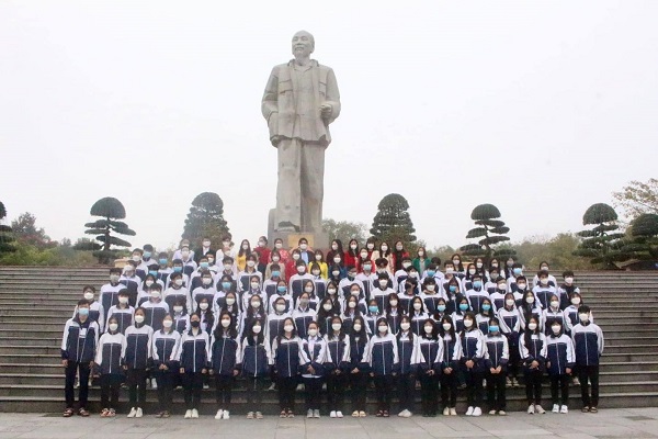 Ảnh: Đội tuyển dự Kỳ thi học sinh giỏi quốc gia của Trường THPT chuyên Phan Bội Châu chụp ảnh lưu niệm cùng thầy, cô giáo và ban lãnh đạo nhà trường