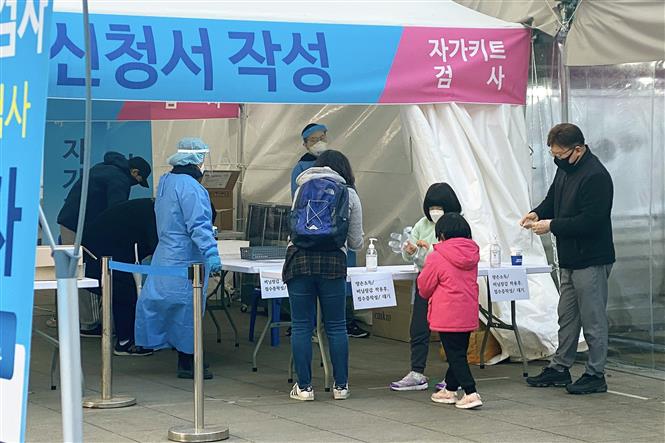 Một điểm xét nghiệm PCR lưu động tại quận Seodaemun (Ảnh: Anh Nguyên - PV TTXVN tại Hàn Quốc)