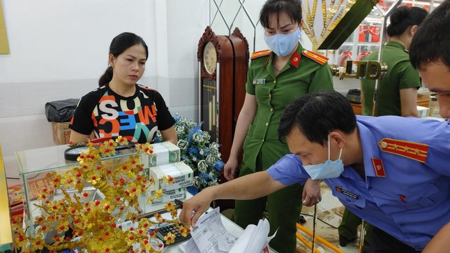 Cơ quan Cảnh sát điều tra Công an tỉnh An Giang cho biết, đã ra quyết định khởi tố bổ sung vụ án hình sự về hành vi trốn thuế xảy ra tại tiệm vàng Phước Nguyên Long Xuyên