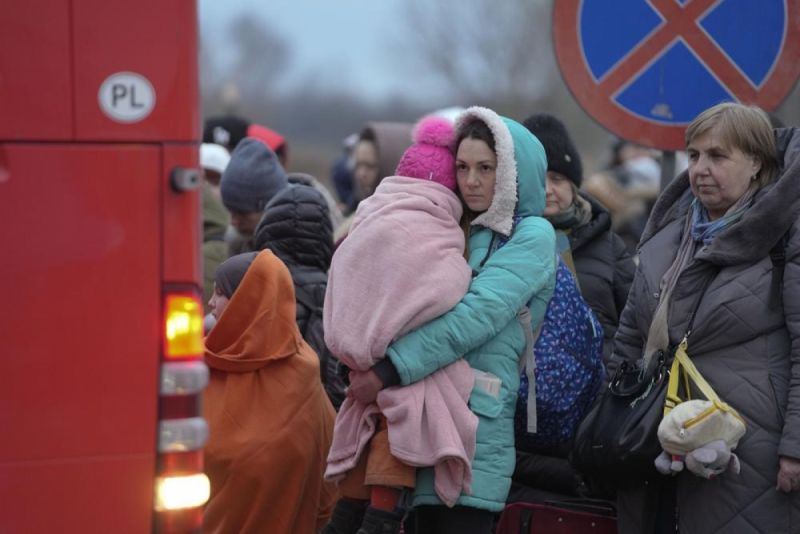 Người dân Ukraine đi lánh nạn. Ảnh AP