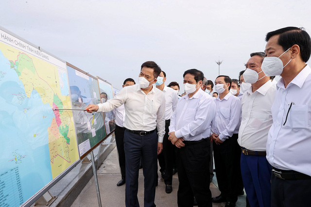 Trước khi chủ trì Hội nghị, Thủ tướng đi kiểm tra các dự án đường ven biển của tỉnh, hệ thống các công trình thủy lợi, dự án cấp điện cho các xã đảo của tỉnh Kiên Giang và điều chỉnh quy hoạch chung thành phố Rạch Giá. Ảnh: TTXVN