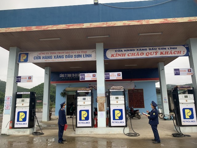 Cửa hàng xăng dầu Sơn Lĩnh bị lực lượng QLTT xử lý vì có hành vi ngừng bán hàng khi chưa có văn bản chấp thuận của Sở Công thương