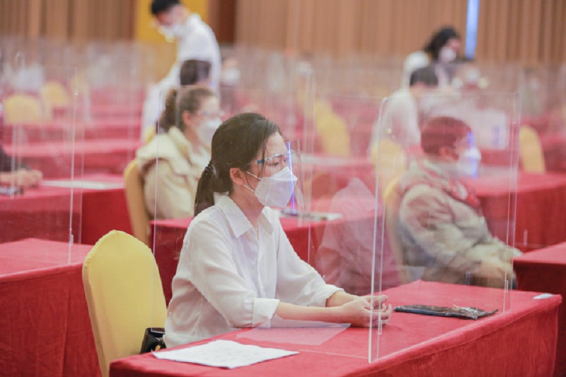 Thí sinh tham dự kỳ thi tuyển dụng của Samsung tại điểm thi Khách sạn Mường Thanh - Bắc Ninh