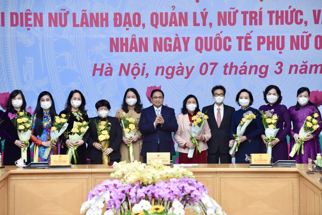 Thủ tướng Chính phủ Phạm Minh Chính tặng hoa, chúc mừng các nữ lãnh đạo, quản lý, nữ trí thức, văn nghệ sỹ tiêu biểu - Ảnh: VGP