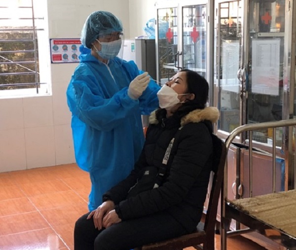 Cán bộ y tế lấy mẫu xét nghiệm Covid-19 cho người dân xã Việt Xuân, huyện Vĩnh Tường, tỉnh Vĩnh Phúc.