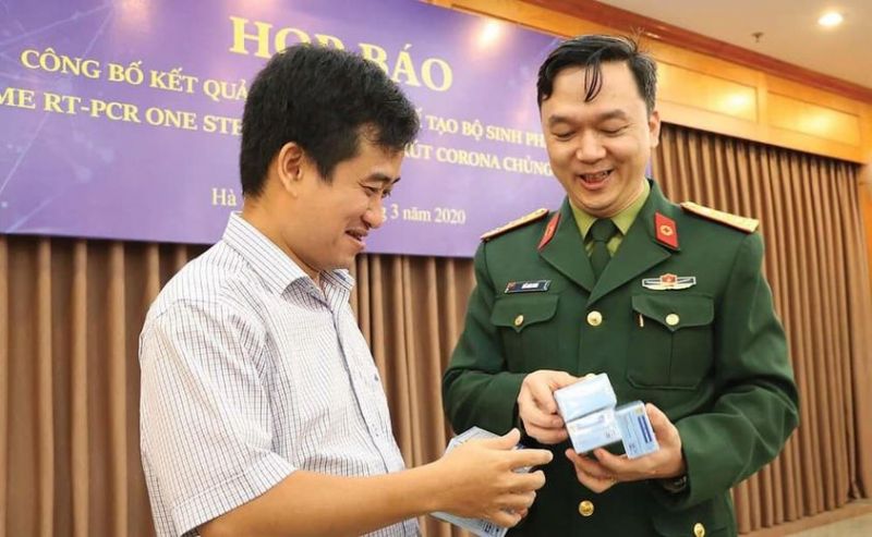 Thượng tá Hồ Anh Sơn, chủ nhiệm đề tài (phải), cùng bị can Phan Quốc Việt (chủ tịch kiêm tổng giám đốc Công ty Việt Á) giới thiệu bộ kit test Covid-19