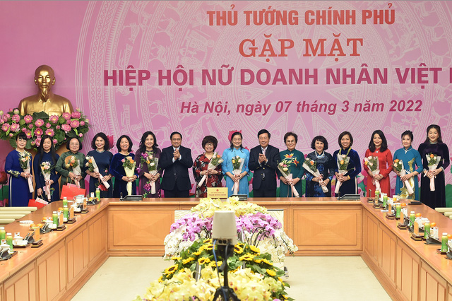 Thủ tướng Phạm Minh Chính, Phó Thủ tướng Thường trực Phạm Bình Minh tặng hoa, chúc mừng các nữ doanh nhân tiêu biểu. Ảnh VGP/Đình Nam