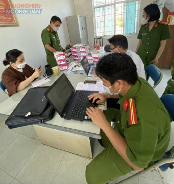 Đoàn kiểm tra liên ngành 389 tỉnh Phú Yên đang liểm tra lô hàng kít test Covid-19.