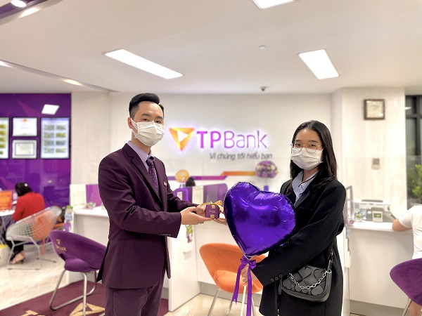 Nhiều khách hàng nữ thích thú khi bất ngờ được nhận quà trong ngày 8/3 từ TPBank