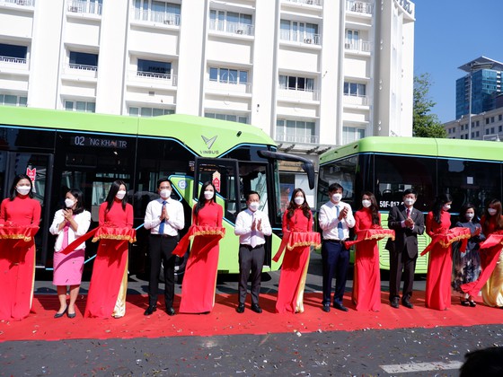 Phó Chủ tịch Thường trực UBND TPHCM Lê Hòa Bình cắt băng khai trương tuyến xe buýt điện