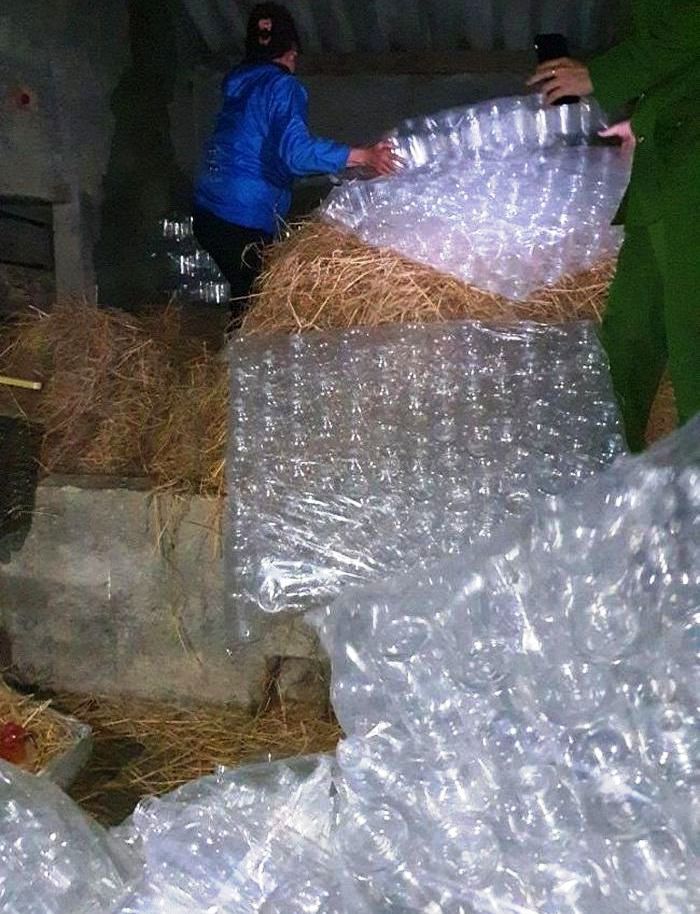 Kiểm tra nhà riêng của bà Nguyễn Thị Hồng, Công an thu giữ 2.912 vỏ chai nhựa và các thùng nhựa lớn, các chai lọ đựng các dung dịch hóa chất.