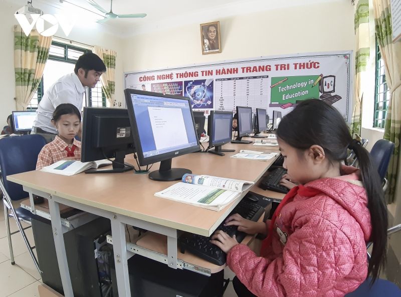 Học sinh vùng cao Điện Biên thực hành tin học