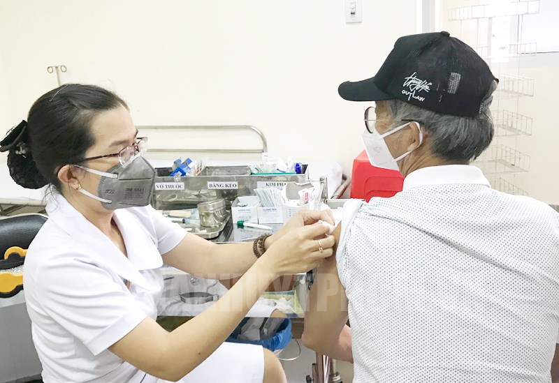 Tiêm vaccine phòng Covid-19 cho người cao tuổi