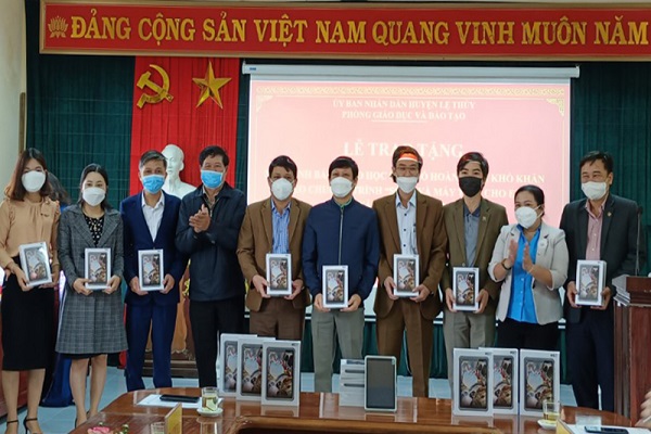 Phòng Giáo dục và Đào tạo huyện Lệ Thủy (Quảng Bình) vừa trao tặng 298 bộ máy tính bảng cho 57 trường phổ thông trên địa bàn huyện