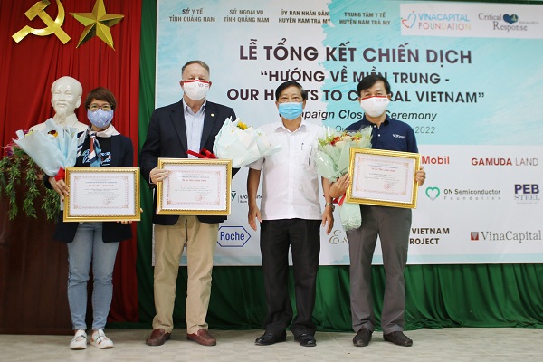Ông Trần Văn Mẫn – Phó Chủ tịch UBND huyện Nam Trà My trao tặng chứng nhận tài trợ cho đại diện các nhà tài trợ của chiến dịch