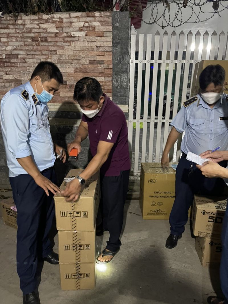 Tạm giữ lô hàng khẩu trang y tế và kit test nghi nhập lậu tại An Giang