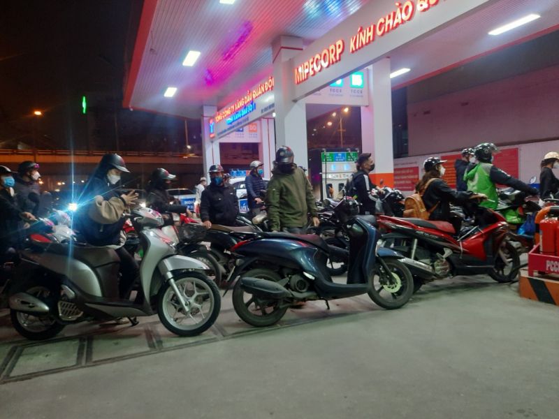 Ngừng bán hàng trước giờ tăng giá, một cây xăng tại Hà Nội bị xử phạt