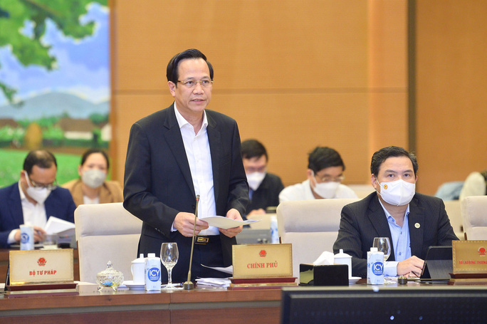 Bộ trưởng Bộ Lao động - Thương binh và Xã hội Đào Ngọc Dung báo cáo tại phiên họp về đề xuất tăng giờ làm thêm. Ảnh: NGUYỄN NAM