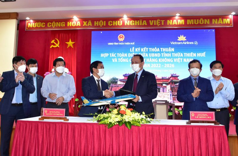 Chủ tịch UBND tỉnh Nguyễn Văn Phương (trái) và Tổng giám đốc Vietnam Airlines Lê Hồng Hà trao biên bản hợp tác. Ảnh TL