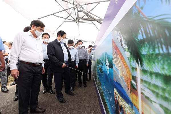 Thủ tướng nghe báo cáo về phương án phát triển đô thị biển, khu du lịch trọng điểm trong khu vực, quy hoạch Khu kinh tế Vân Phong (Ảnh: VGP/Nhật Bắc)