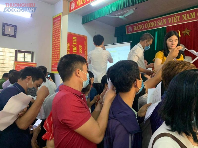 Hình ảnh được PV Thương hiệu & Công luận ghi nhận tại cuộc đấu giá đất ở xã Xuân Sinh, huyện Thọ Xuân, Thanh Hóa