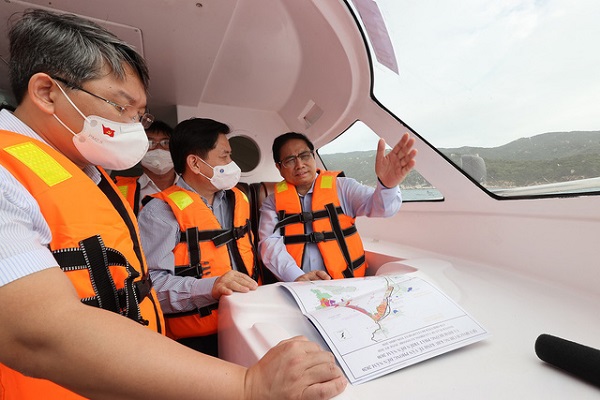 Thủ tướng Phạm Minh Chính khảo sát thực địa trên vịnh Vân Phong (Ảnh: VGP/Nhật Bắc)