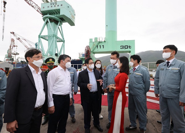 Thủ tướng cũng đề nghị Nhà máy Đóng tàu Hyundai tại Khu kinh tế Vân Phong làm tốt việc bảo vệ môi trường do khu vực này có tiềm năng và đang phát triển nhiều ngành nghề, lĩnh vực khác (Ảnh: VGP)