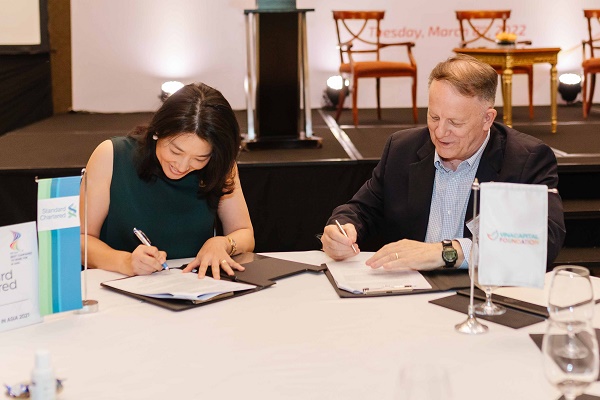 Bà Michele Wee - Tổng Giám đốc Ngân hàng Standard Chartered Việt Nam và ông Rad Kivette - Tổng Giám đốc VinaCapital Foundation ký kết thỏa thuận hợp tác