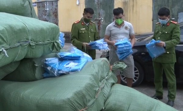 Lái xe Trần Văn Trung cùng tang vật bị thu giữ