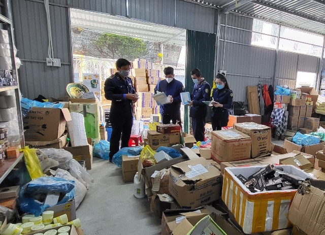Lực lượng QLTT Đội QLTT số 7 kiểm tra hàng hóa tại kho hàng của bà Nguyễn Thị Lan Hương.