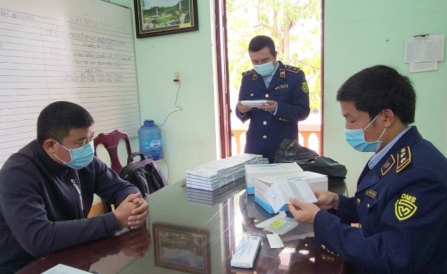 Lực lượng QLTT Quảng Bình tiến hành làm việc với đối tượng Trần Văn Xuân.