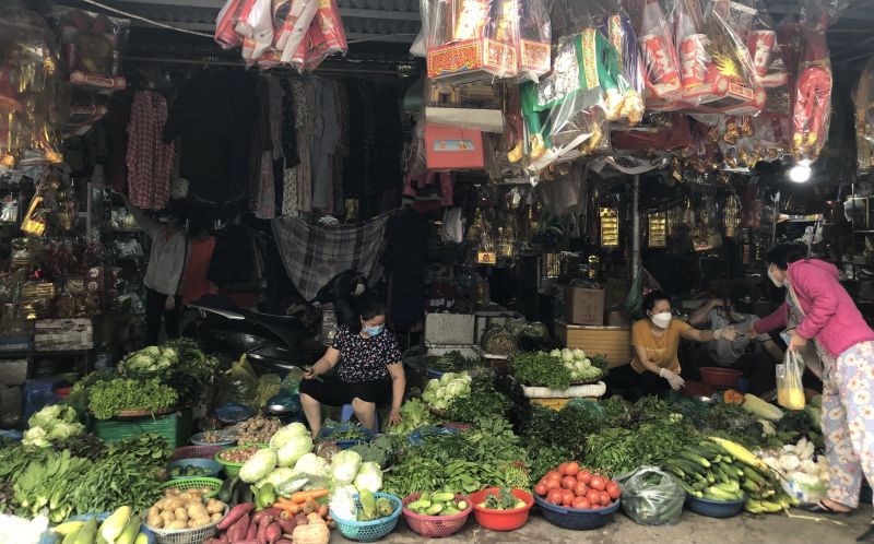 Các loại rau, củ quả được bày bán tại chợ Nhân Chính.