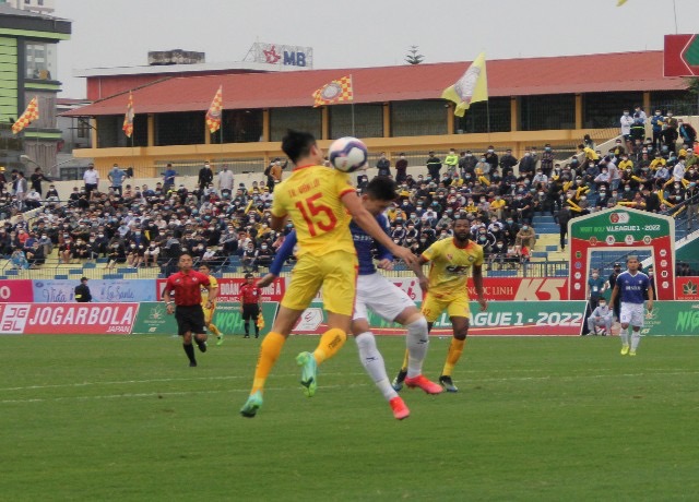 Cầu thủ Văn Lợi ghi bàn từ khá sớm cho đội chủ nhà Đông Á Thanh Hóa