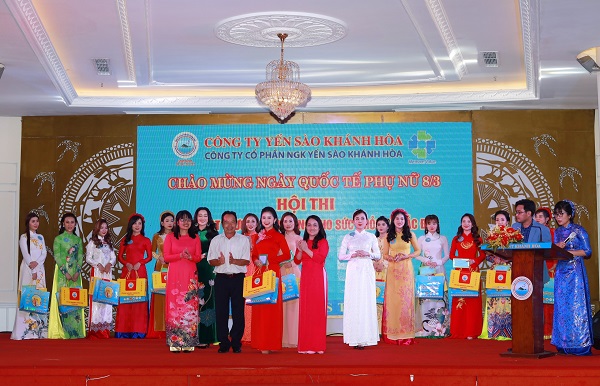Trao Giải Trình diễn trang phục áo dài truyền thống đẹp nhất cho thí sinh Phạm Lê Như Ý