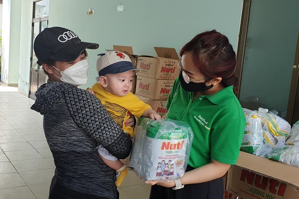 Hàng triệu phần quà dinh dưỡng được Quỹ Phát triển Tài năng Việt kết hợp cùng Hội Liên hiệp Phụ nữ TP HCM trao tặng cho bà con nghèo vơi bớt khó khăn mùa dịch