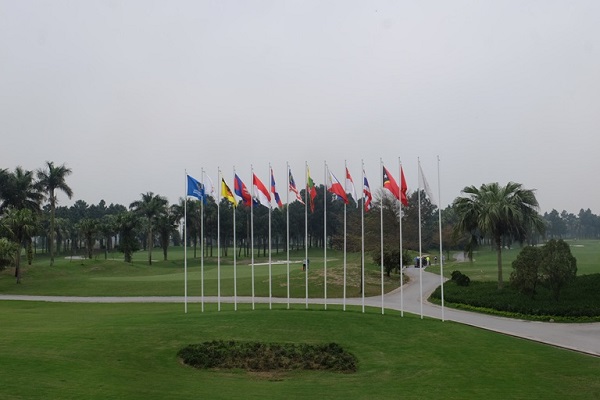 Khu vực treo cờ các nước tham gia Giải Golf-SEA Games 31 tại Vĩnh Phúc đã hoàn tất