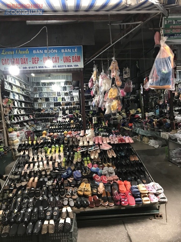 Gian hàng giày dép tại chợ Bo