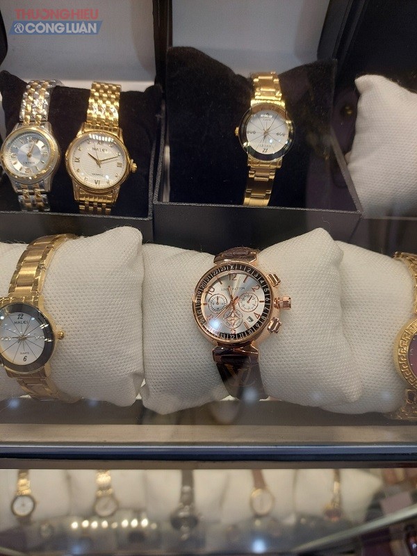 Đồng hồ mang thương hiệu Louis Vuttion chỉ vài trăm nghìn