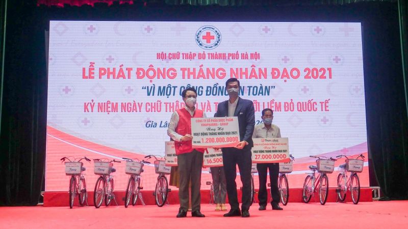 Ông Phạm Quang Trường đại diện trao tặng số tiền ủng hộ cho Hội chữ thập đỏ thành phố Hà Nội.