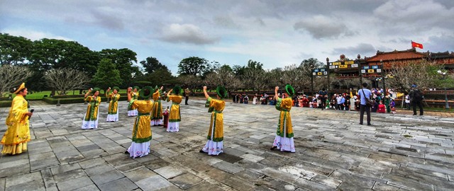 Ngày 15/03, đoàn khách du lịch lớn đầu tiên đến thăm Quần thể di tích Cố đô Huế