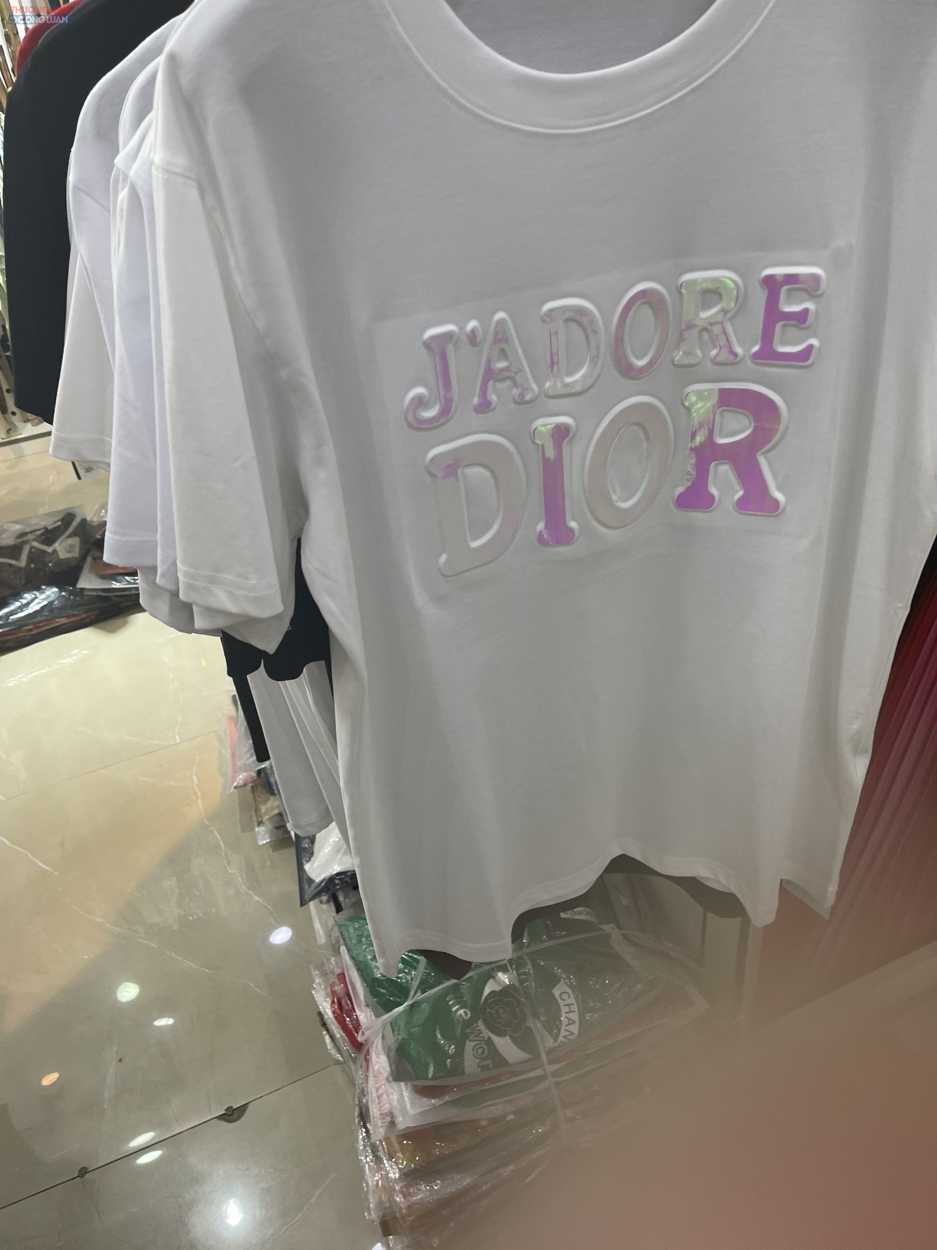 Mặt hàng áo phông nghi giả mạo nhãn hiệu Dior