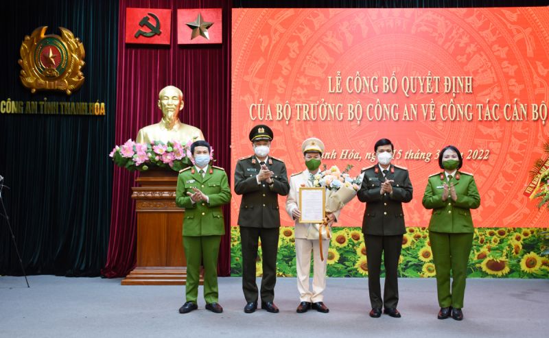 Các đồng chí trong Ban Thường vụ Đảng ủy, lãnh đạo Công an tỉnh tặng hoa chúc mừng đồng chí Thượng tá Nguyễn Hữu Mạnh