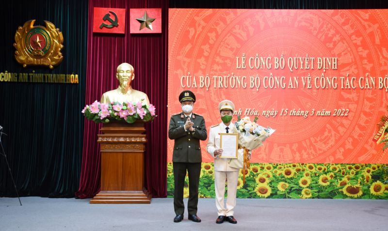 Thừa uỷ quyền của lãnh đạo Bộ Công an, Thiếu tướng Trần Phú Hà, Giám đốc Công an tỉnh Thanh Hóa trao Quyết định và tặng hoa chúc mừng Thượng tá Nguyễn Hữu Mạnh