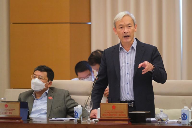 Chủ nhiệm Ủy ban Tài chính - Ngân sách Nguyễn Phú Cường trình bày Báo cáo thẩm tra. Ảnh: quochoi.vn