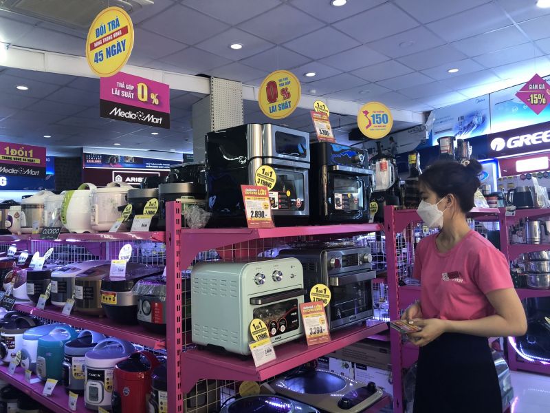Chị Nguyễn Thị Quyên – nhân viên bán hàng tại siêu thị điện máy MediaMart chia sẻ.