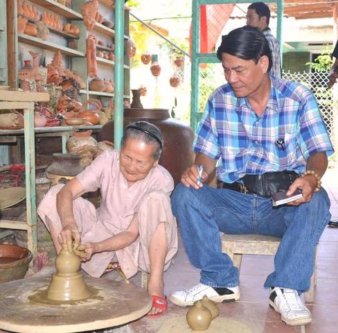 PV TH& CL trò chuyện với bà Nguyễn Thị Được - Nghệ nhân 96 tuổi, với 77 năm chuất gốm, một thợ gốm thâm niên cao nhất làng, một nghệ nhân có công lớn giữ lửa làng nghề gốm truyền thống Thanh Hà – Hội An