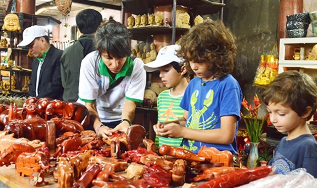 Các sản phẩm của làng nghề truyền thống mộc Kim Bồng tham gia trưng bày